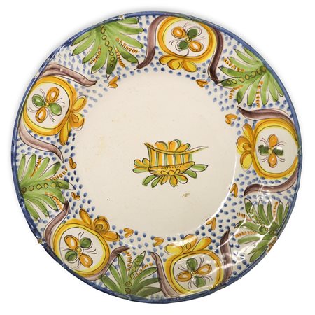 Piatto in ceramica valenciana dipinto policromo lungo il bordo con decoro centrale