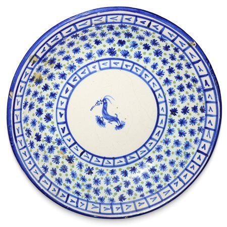 Piatto Talavera/Manises decorato nei toni del bianco, blu e verde con uccello al centro