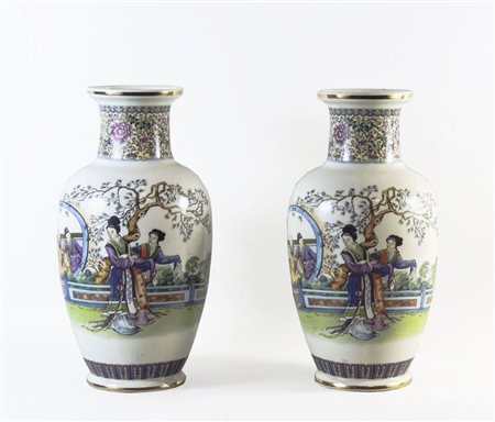 COPPIA DI VASI IN PORCELLANA decorati con scene orientali, difetti h cm 37...