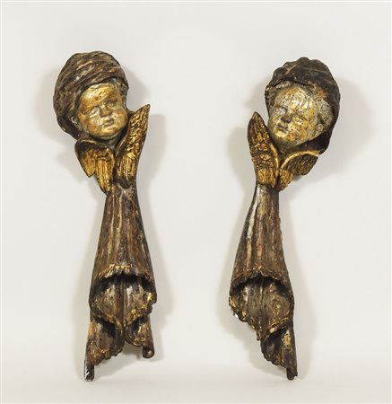 COPPIA DI FRAMMENTI IN LEGNO INTAGLIATO E DORATO raffiguranti puttini alati,...