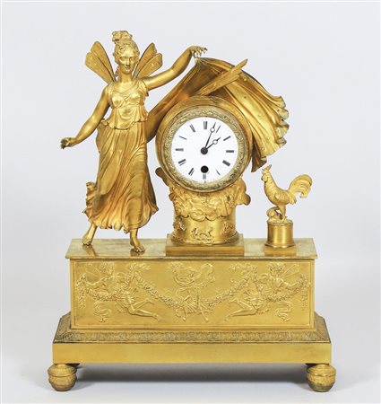 OROLOGIO DA TAVOLO IN BRONZO DORATO Francia, 1830 circa sormontato da un...