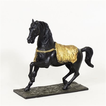GIOVAN FRANCESCO GONZAGA (1921-2007) Cavallo scultura in bronzo brunito e in...