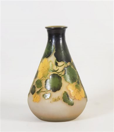 VASO IN VETRO CAMMEO decorato in stile Gallé con motivi floreali e vegetali...