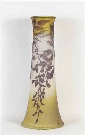 VASO IN VETRO CAMMEO decorato in stile Gallé con glicini e foglie nei toni...