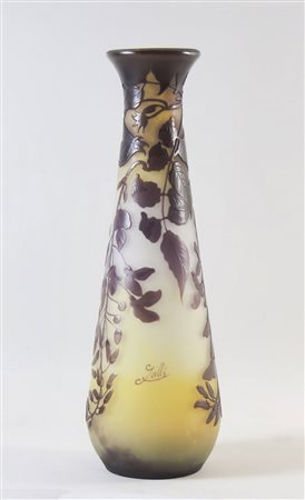 VASO IN VETRO CAMMEO decorato in stile Gallé con tralci di foglie nei toni...