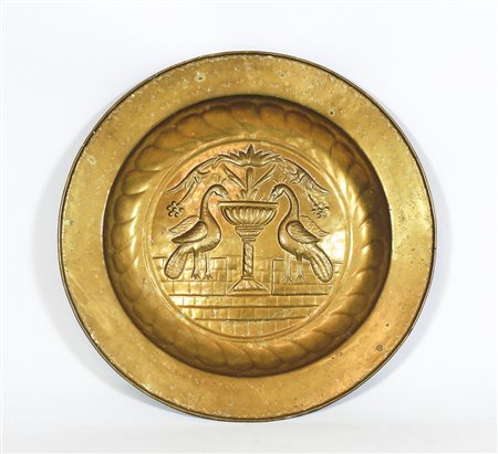 GRANDE COPPA IN RAME sbalzata con figure di pavoni e motivi floreali diam cm...