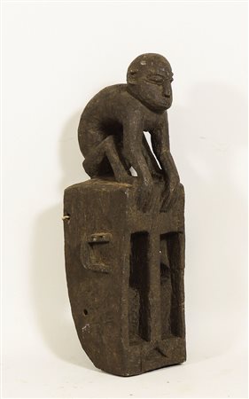MASCHERA RITUALE IN LEGNO INTAGLIATO Arte tribale sormontata da figura di...