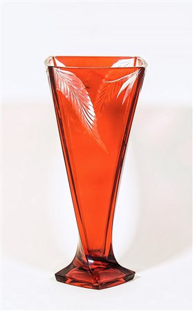 VASO IN CRISTALLO ROSSO molato con motivi vegetali, lievi difetti h cm 33 RED...