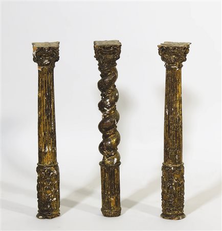 COPPIA DI ANTICHE COLONNINE IN LEGNO INTAGLIATO E DORATO fusto scanalato con...