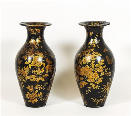 COPPIA DI VASI IN CARTAPESTA LACCATA fine del XIX/inizio del XX secolo...