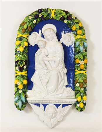 PLACCA CENTINATA A BASSORILIEVO IN TERRACOTTA SMALTATA Firenze, Manifattura...