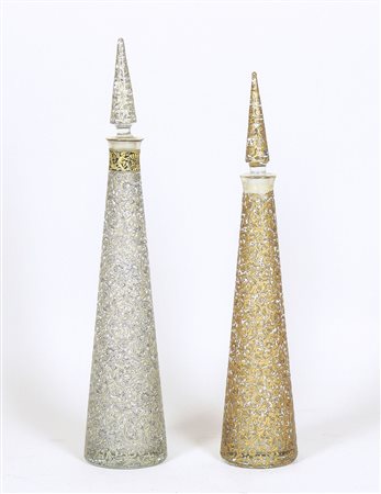 DUE BOTTIGLIE CONICHE IN CRISTALLO riccamente decorate con volute e girali...