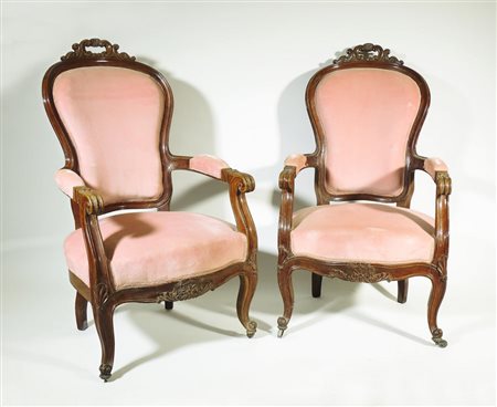 COPPIA DI POLTRONE IN NOCE schienale sagomato con cimasa traforata e centrata...