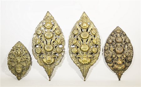 SERIE DI TRE VENTOLE IN RAME sbalzate con motivi floreali, realizzate a forma...