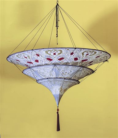 GRANDE LAMPADARIO IN SETA realizzato come tre dischi conici dipinti con...