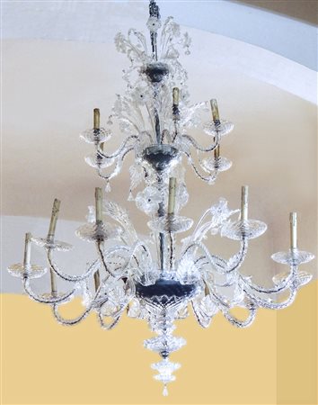 GRANDE LAMPADARIO IN VETRO SOFFIATO INCOLORE Murano, inizio del XX secolo...