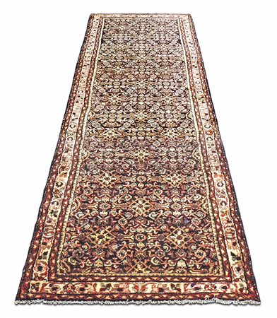 TAPPETO GALLERIA PERSIANO MALAYER fondo marrone, campo con motivi floreali...