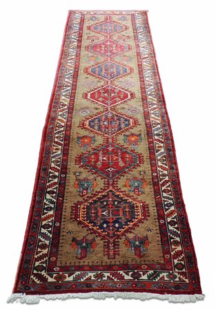 TAPPETO GALLERIA CAUCASICO fondo beige, campo con sette medaglioni e disegni...