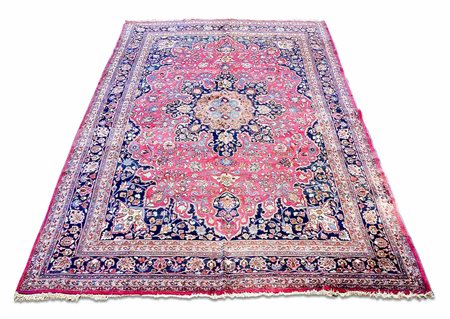 TAPPETO PERSIANO TABRIZ KIRMAN 1950 circa fondo bordeaux, campo con...