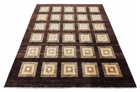 TAPPETO MANIFATTURA MODERNA fondo marrone, campo a quadri nei toni del...