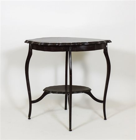 TAVOLINO IN MOGANO Inghilterra, inizio del XX secolo piano sagomato, gambe...