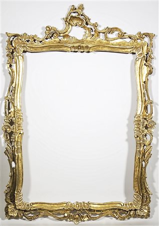 CORNICE IN LEGNO TRAFORATO E DORATO decorata con volute girali e foglie...