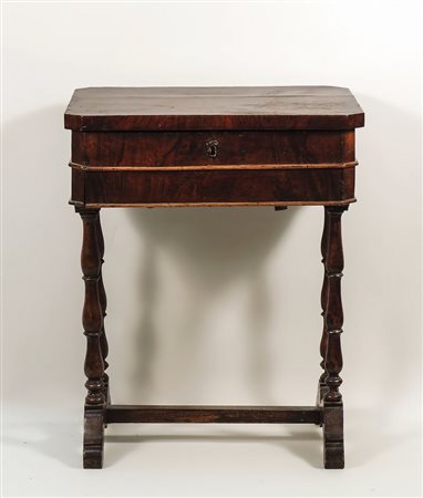 TAVOLINO DA LAVORO IN NOCE piano da alzarsi, sostegni torniti su basi mosse...