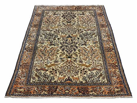 TAPPETO AFGHANO HERAT fondo avorio, campo con motivi vegetali, animali e...