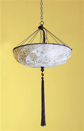 LAMPADARIO IN SETA dipinto con motivi liberty, finale a nappa diam cm 54...