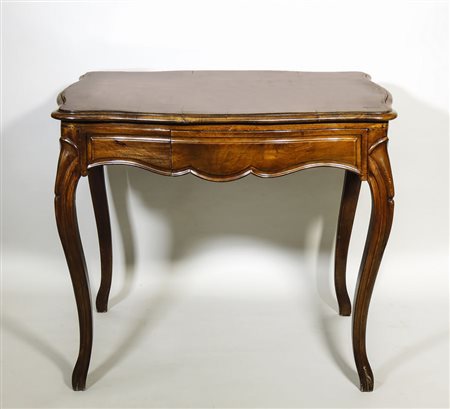 TAVOLINO IN NOCE piano sagomato, gambe mosse h cm 79x93x76 WALNUT TABLE