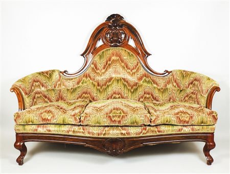 DIVANO IN NOCE metà del XIX secolo schienale centrato da alta cimasa...