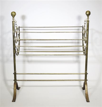 CULLA D'EPOCA IN OTTONE decorata con motivi a girali h cm 126, lungh cm 101...