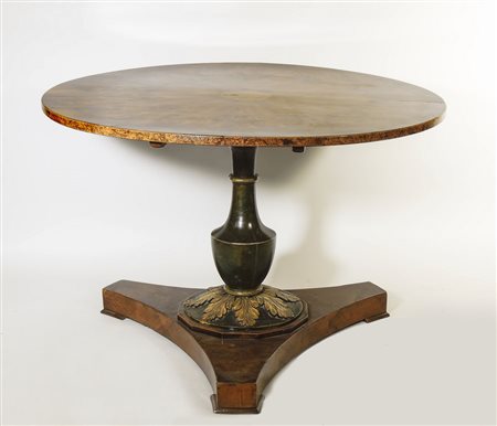 TAVOLO A VELA IMPIALLACCIATO IN RADICA DI NOCE seconda metà del XIX secolo...