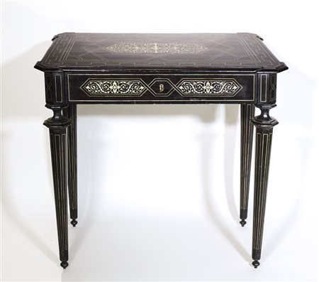 TAVOLINO DA CENTRO IN LEGNO EBANIZZATO seconda metà del XIX secolo intarsiato...