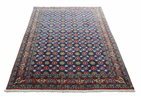 TAPPETO VERAMIN fondo blu campo con motivi floreali nei toni del rosa, verde...