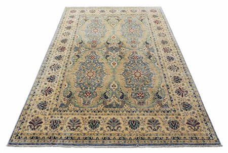 TAPPETO PERSIANO fondo color burro, campo con motivi floreali nei toni...