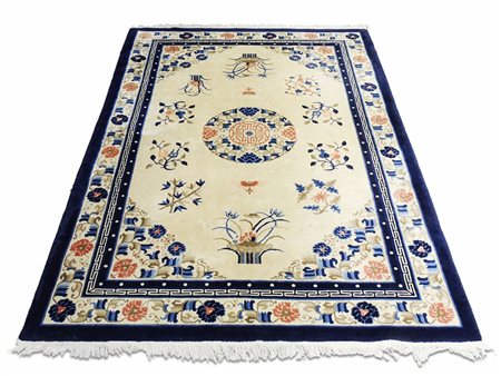 TAPPETO CINESE PECHINO fondo avorio, campo con rosone centrale e motivi...