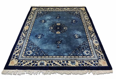 TAPPETO CINESE PECHINO fondo azzurro, campo con rosone centrale e motivi...