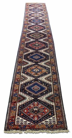 TAPPETO GALLERIA CAUCASICO fondo avorio, campo con undici medaglioni e...