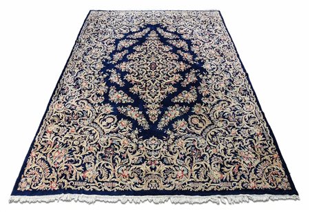 TAPPETO PERSIANO NAIN fondo blu notte, campo con motivi floreali multicolori,...