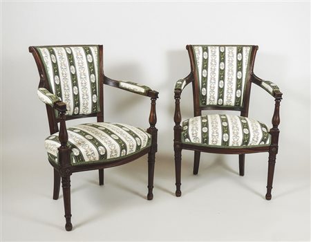 COPPIA DI POLTRONCINE IN NOCE schienale a scudo, gambe anteriori tornite, le...