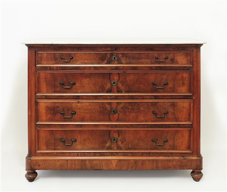 CASSETTONE IN NOCE seconda metà del XIX secolo quattro cassetti sul fronte,...