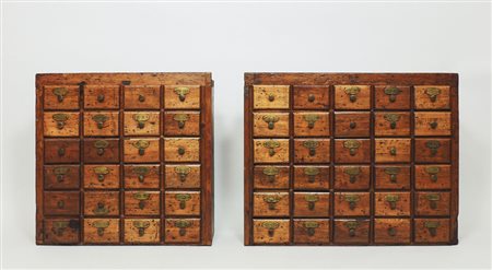 DUE STIPI PENSILI DA DROGHERIA IN LEGNO TENERO fronte dritto con numerosi...