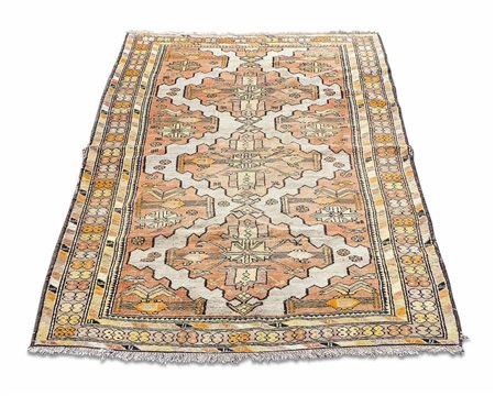 TAPPETO GALLERIA CAUCASICO fondo rosa salmone, campo con motivi stilizzati e...