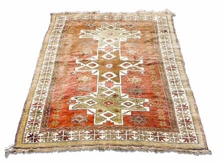 TAPPETO TURCO KARS fondo bordeaux, campo con tre medaglioni a croce e motivi...