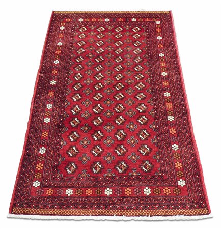 TAPPETO BUKARA fondo bordeaux, campo con motivi geometrici nei toni...