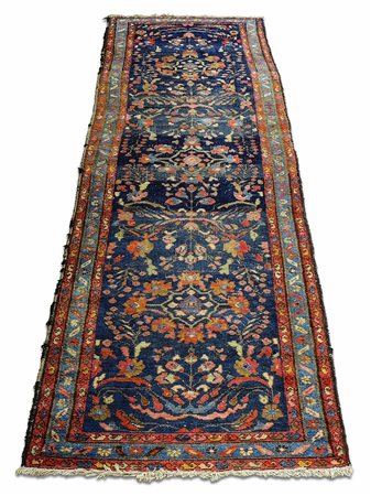 TAPPETO GALLERIA PERSIANO fondo blu, campo con motivi floreali nei toni del...