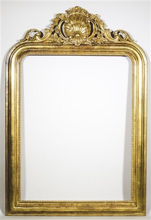 CORNICE IN LEGNO DORATO DI FORMA CENTINATA fregio decorato con conchiglia,...