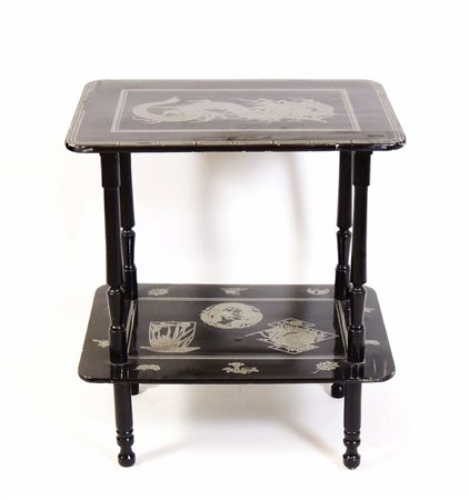 TAVOLINO IN LEGNO LACCATO NERO dipinto in argento con dragone e motivi di...