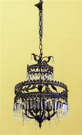 LAMPADARIO IN BRONZO E CRISTALLO fascia traforata e sbalzata con foglie...